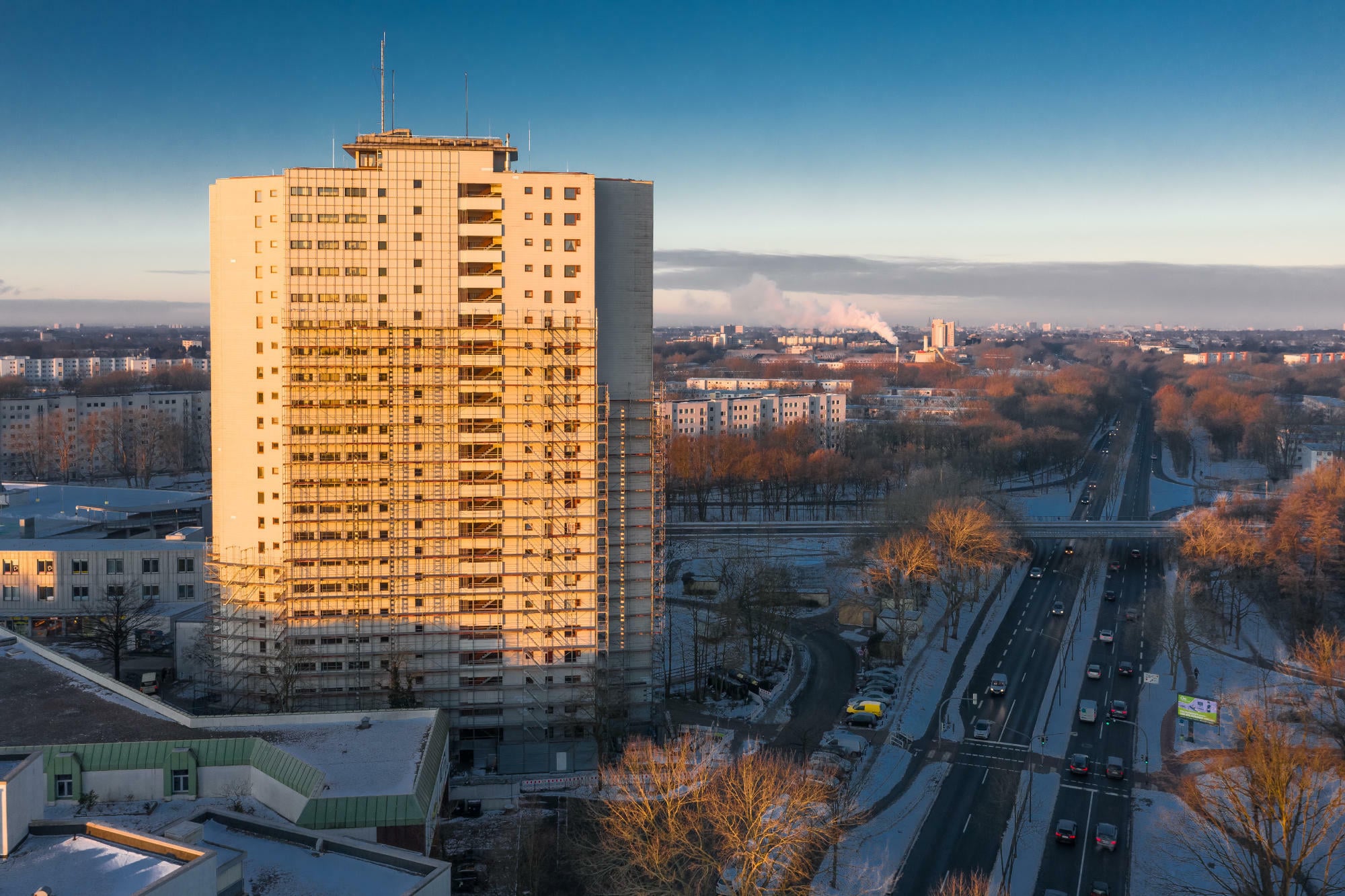 Ziel war es, die Fassade (im Bild die Ostfassade) so zu erneuern, dass sie den Anforderungen von Denkmalschutz, Architektur, Bauphysik und Brandschutz gleichermaßen genügt.