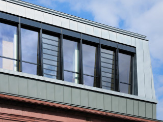 Ein regelmäßiger Luftaustausch für Räume, ohne dass Fensterflügel in das Zimmer ragen, ist mit Lamellenfenstern möglich (Abb. Geschwister-Scholl-Schule, Bensheim)