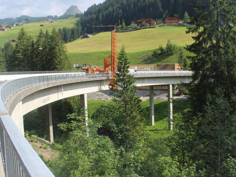 Die Betonkonstruktion der Krumbachbrücke in Damüls musste erneuert und verstärkt werden. In Zusammenarbeit mit Forschenden der Universität Innsbruck kam Textilbeton zum Einsatz.