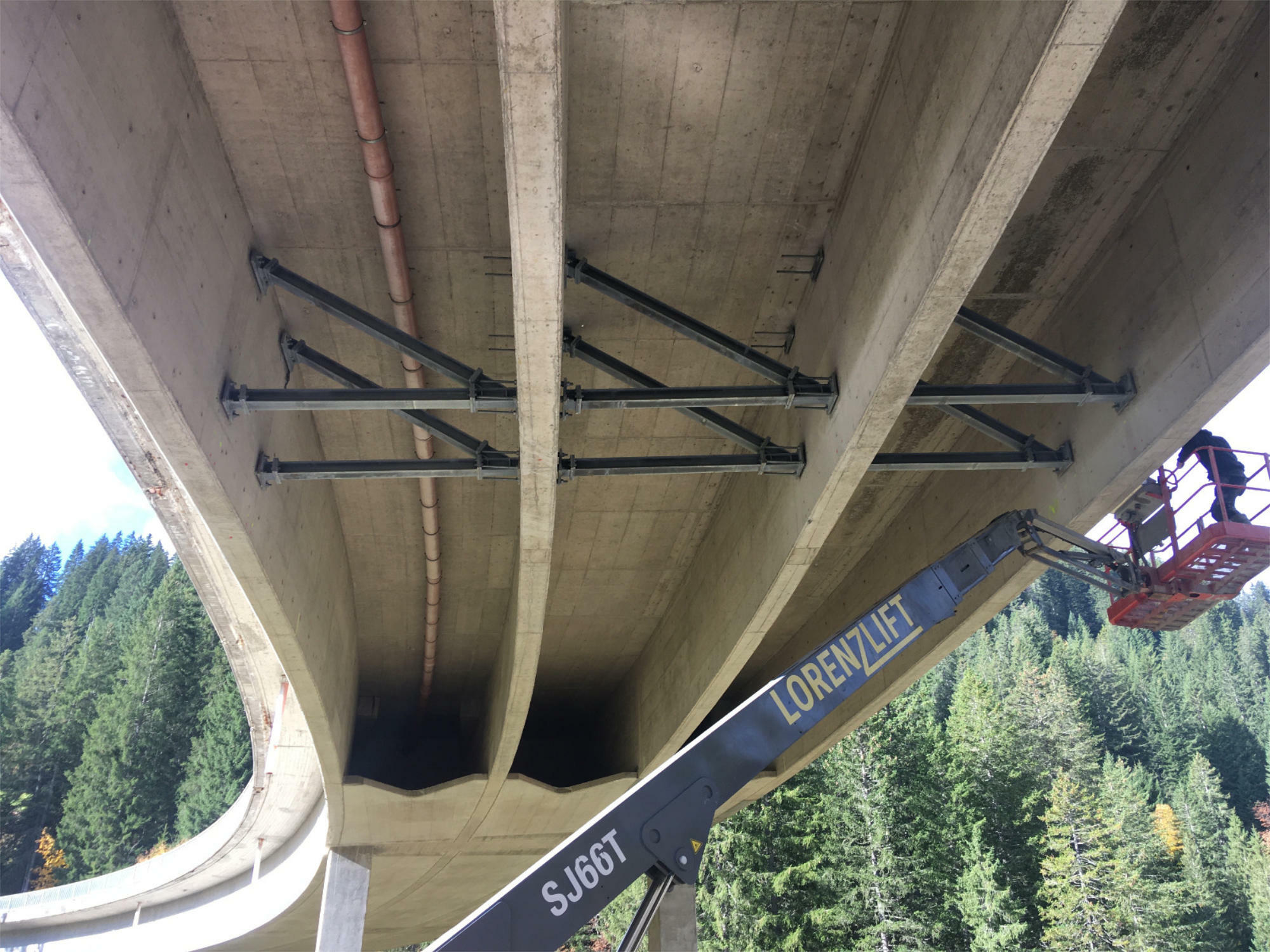 Es handelt sich um eine Plattenbalkenbrücke mit drei Feldern und einem Hohlkasten.