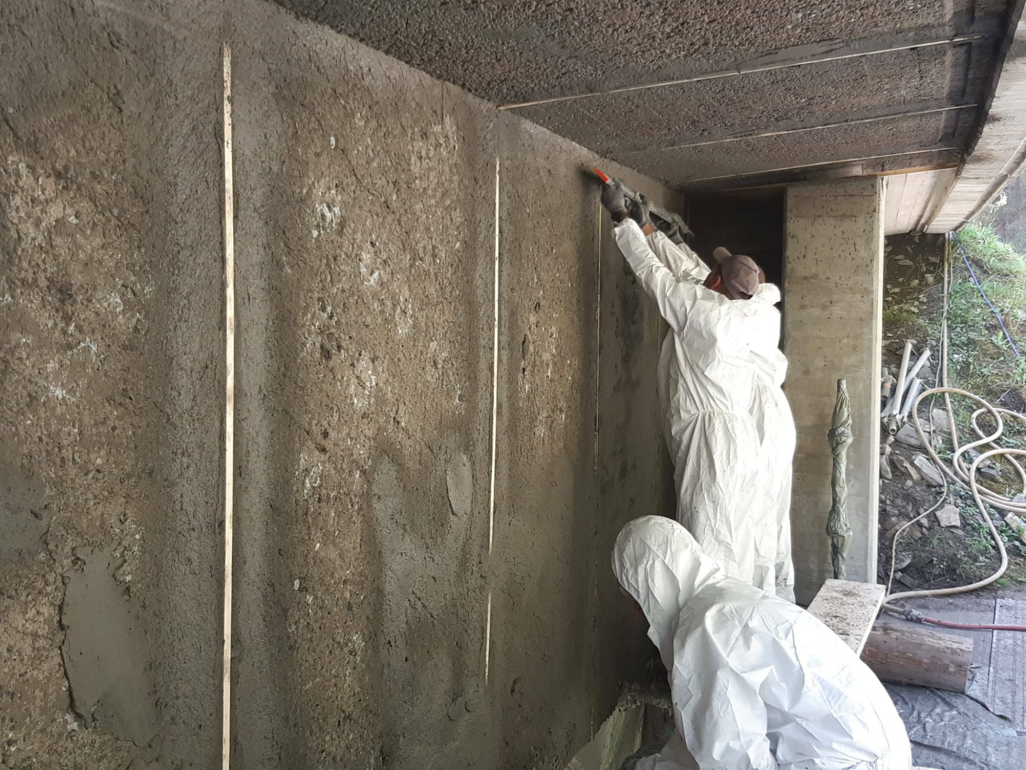 Bei der Verstärkung der Stege wurde zunächst eine Schicht Beton auf den Bestand aufgetragen.