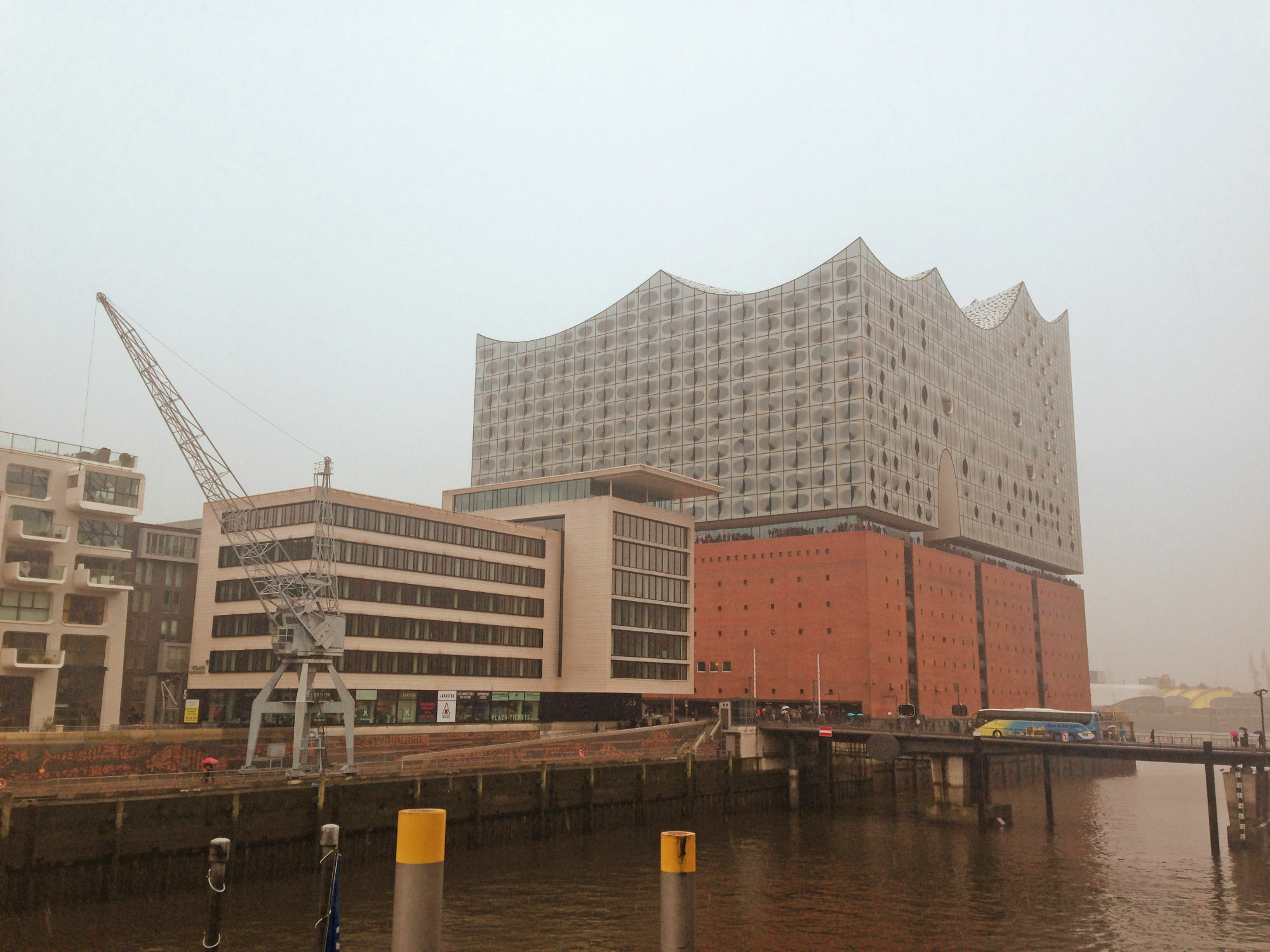 Aus der Feder desArchitekturbüros Herzog und de Meuron stammt die Elbphilharmonie in Hamburg, die 2016 fertiggestellt wurde.