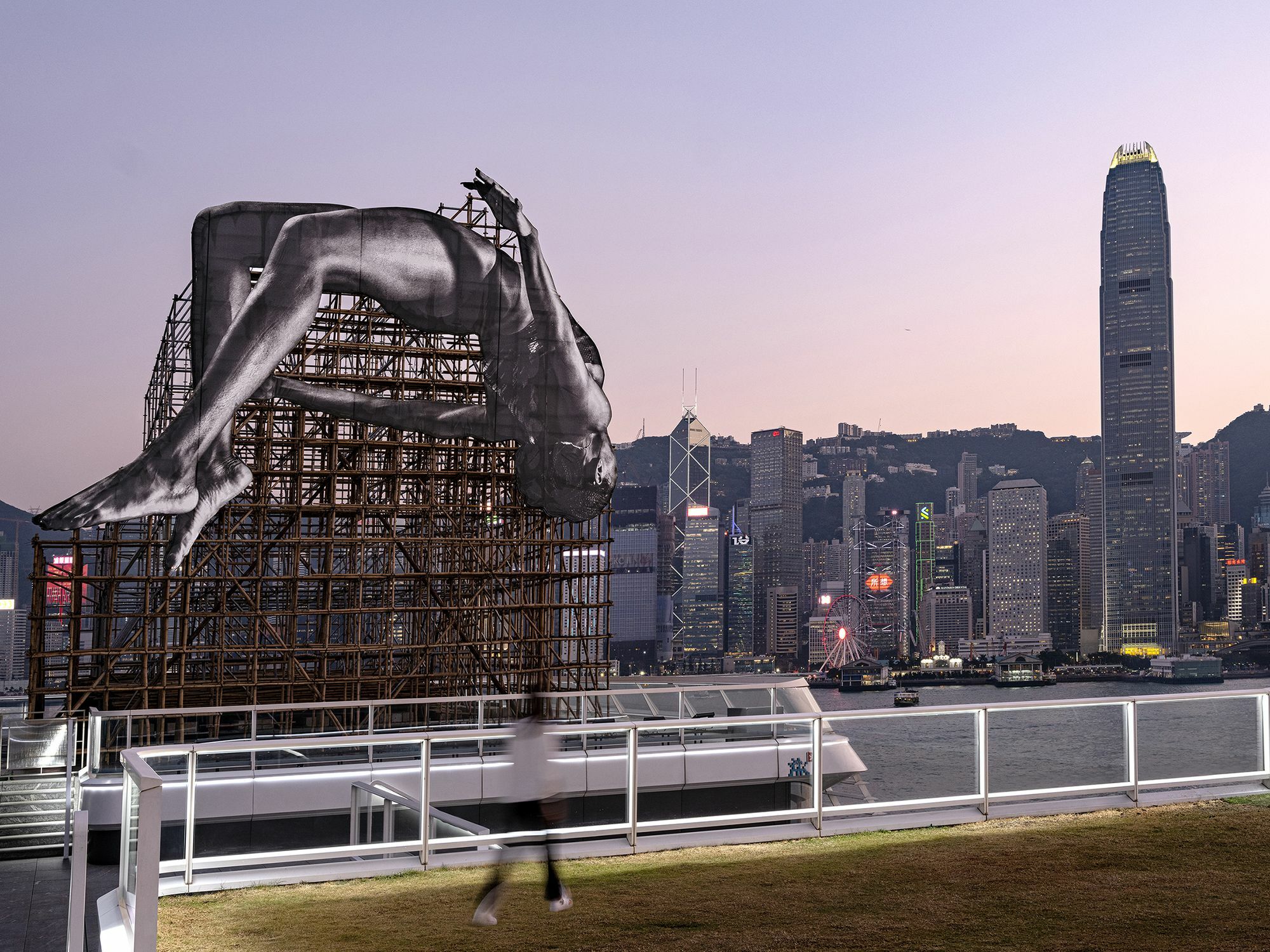 Neben dem Motiv auf Leinwand möchte der Künstler die im asiatischen Raum verbreitete, traditionelle architektonische Handwerkskunst der Bambusgerüste würdigen.