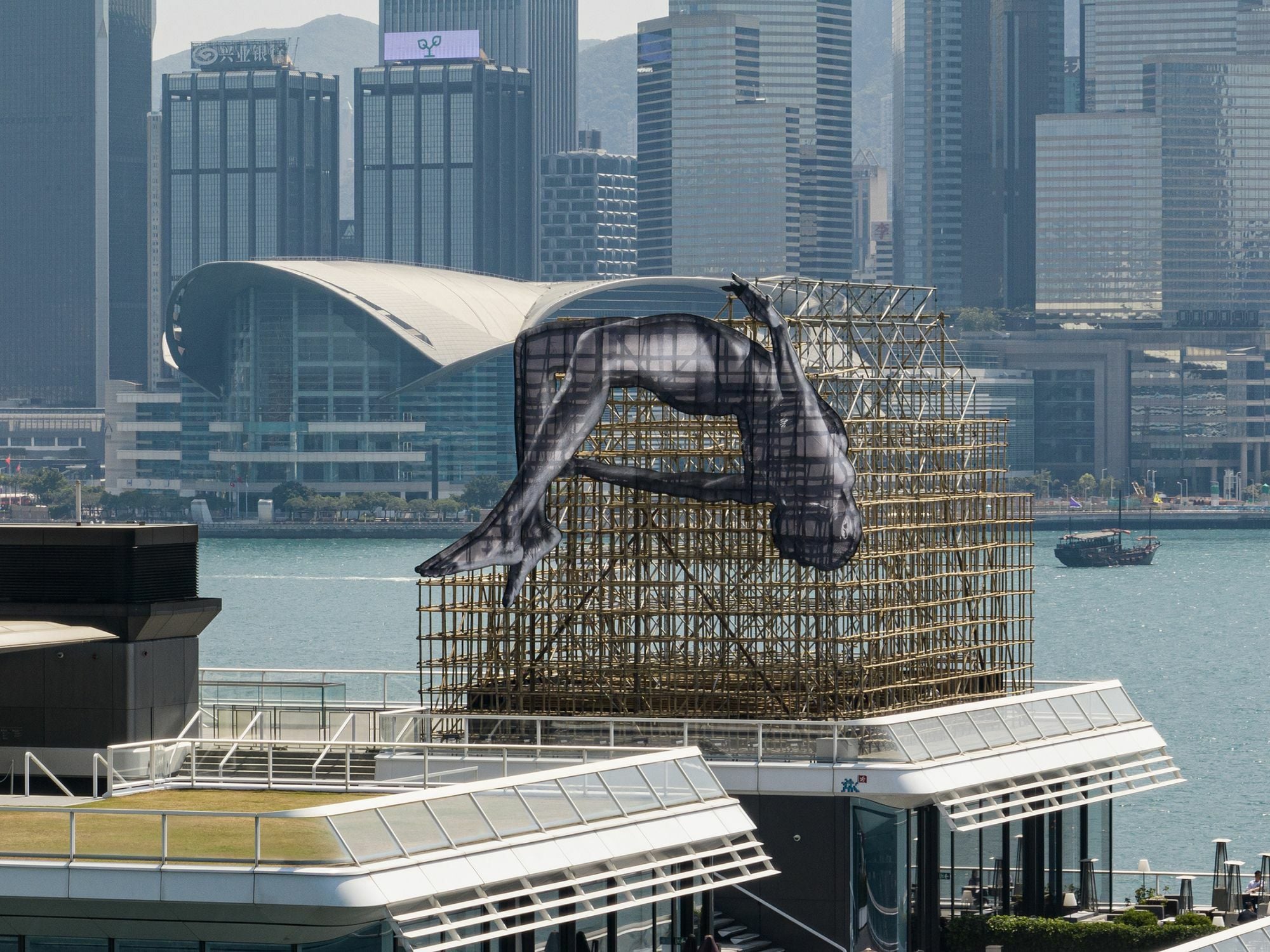Nach zehn Jahren kehrt der französische Künstler JR nach Asien mit einer temporären Installation am Hafen von Hongkong zurück.