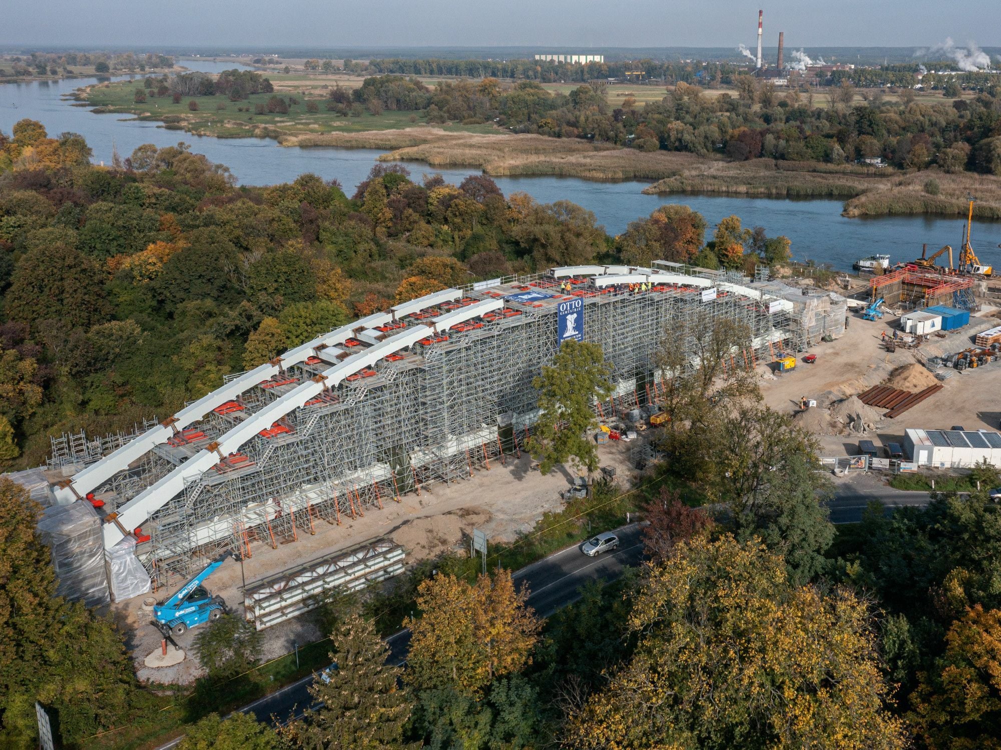 Der Neubau der Oderbrücke erfolgt als Netzwerkbogenbrücke mit Carbonhängern, hier hinter dem Trag- und Arbeitsgerüst versteckt.