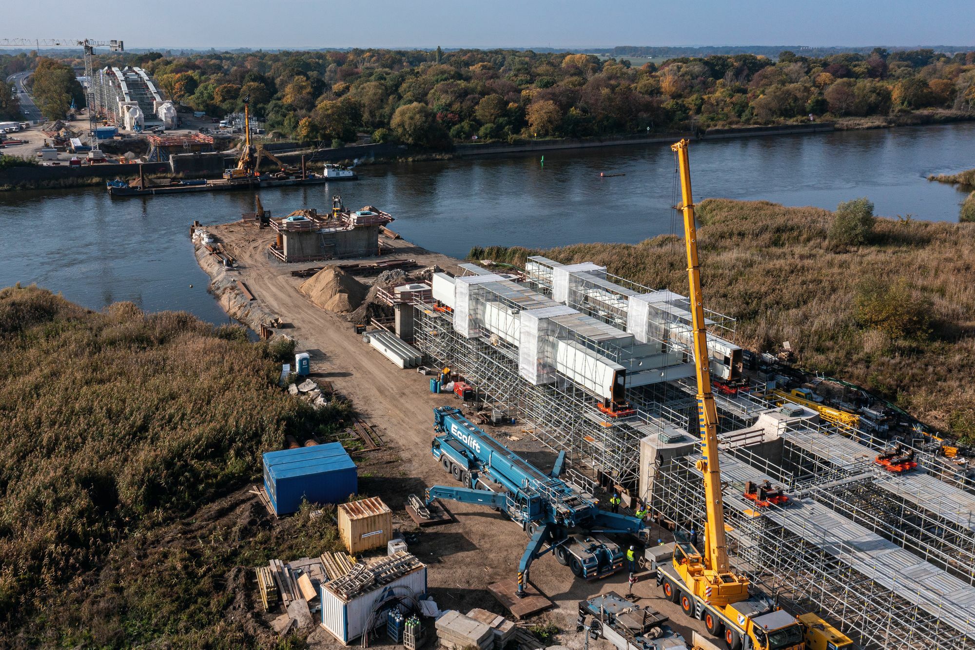 Die Konstruktion des Hauptfeldes wurde auf der deutschen Oderseite errichtet, hier ein Blick von Osten, wo die Vorlandbrücke auf polnischer Seite anschließen wird.