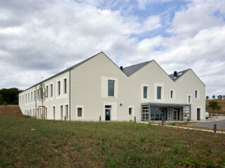 Nach Osten gewandt ist die Eingangsseite des Gebäudekomplexes nach Plänen der luxemburgischen Holweck Bingen Architectes.