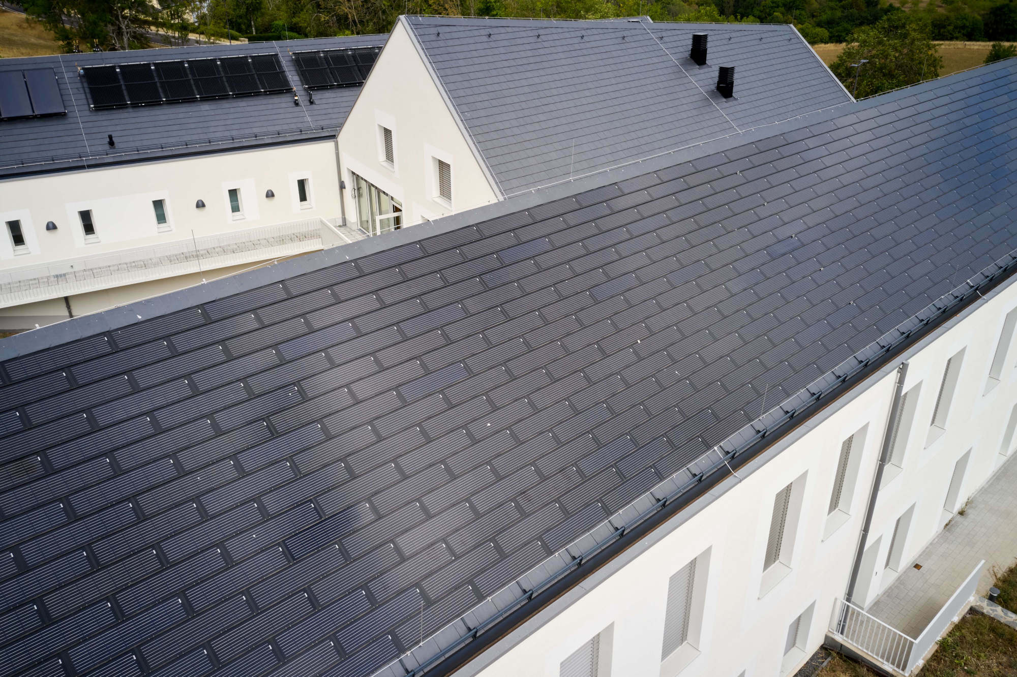 Schieferflächen und Photovoltaikmodule: Die Systemdeckung macht's möglich.