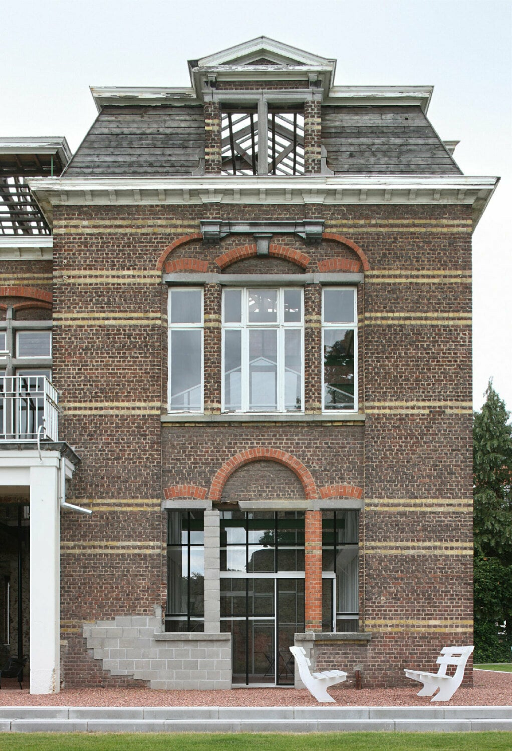 Der eklektizistische zweigeschossige Backsteinbau mit Risaliten, Zeltdachtürmchen, Mansardendach und Treppengiebeln, ähnelt typologisch eher einer Villa als einem Pavillon.