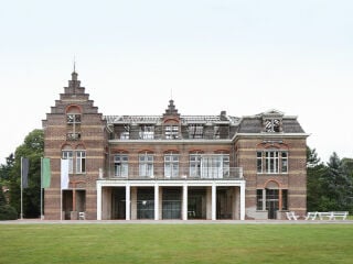 Die Transformation des ehemligen Bettenhauses einer psychiatrischen Klinik in Belgien zeigt nicht nur eine sorgfältig durchdachte und fantasievolle Rettung von materiellen Ressourcen, sondern auch eine architektonisch geistreiche Anregung zu Kontemplation und Imagination.