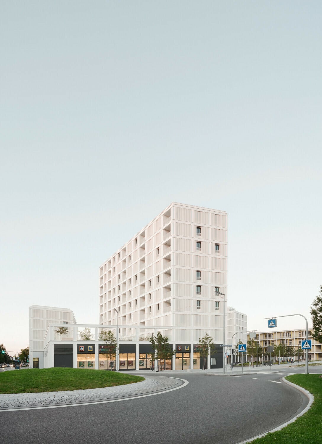 Der Komplex mit Einzelhandel und Wohnen dient der Nahversorgung des neuen Stadtteils.