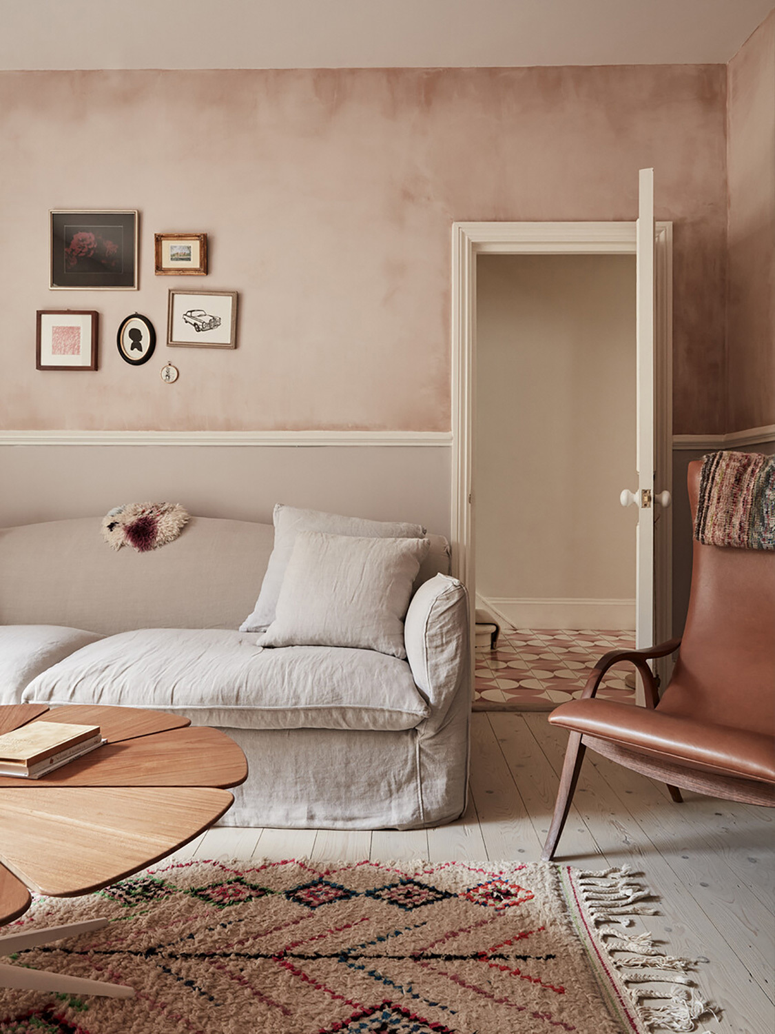 Die gesamte Wohnung ist in warmen Erdtönen gehalten, was sehr skandinavisch wirkt.