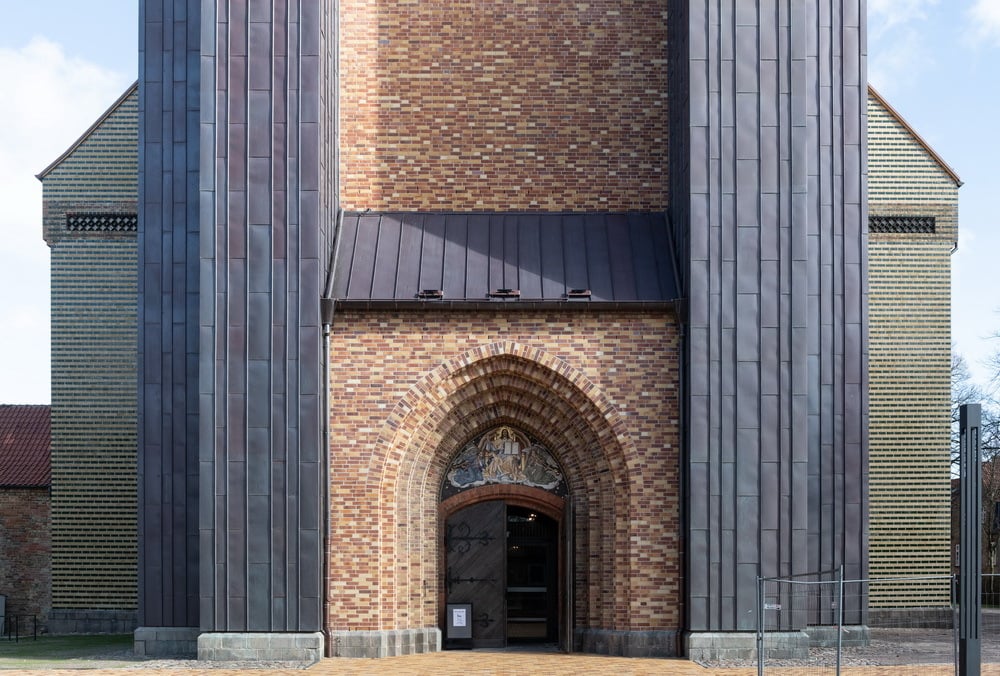 Krekeler Architekten entwarfen eine Ummantelung der vier Strebepfeiler mit Kupferblechen.