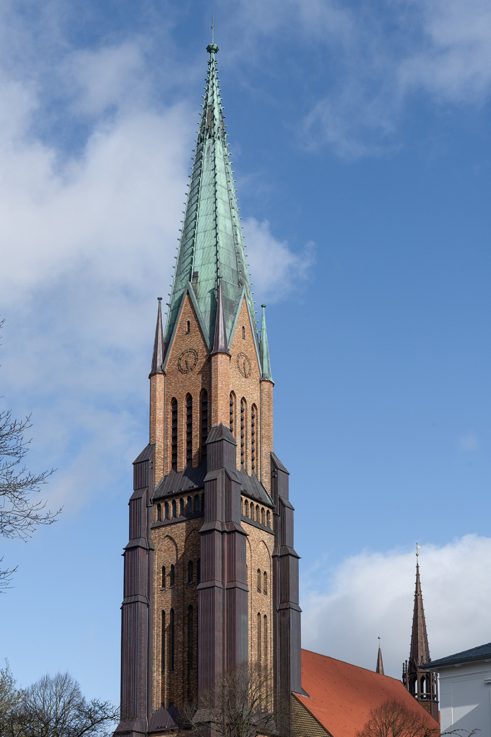 Trotz der nur Jahrzehnte zurückliegenden Sanierung hatte der Schlagregen insbesondere am Turm und an der Westfassade das Mauerwerk stark beschädigt. 
