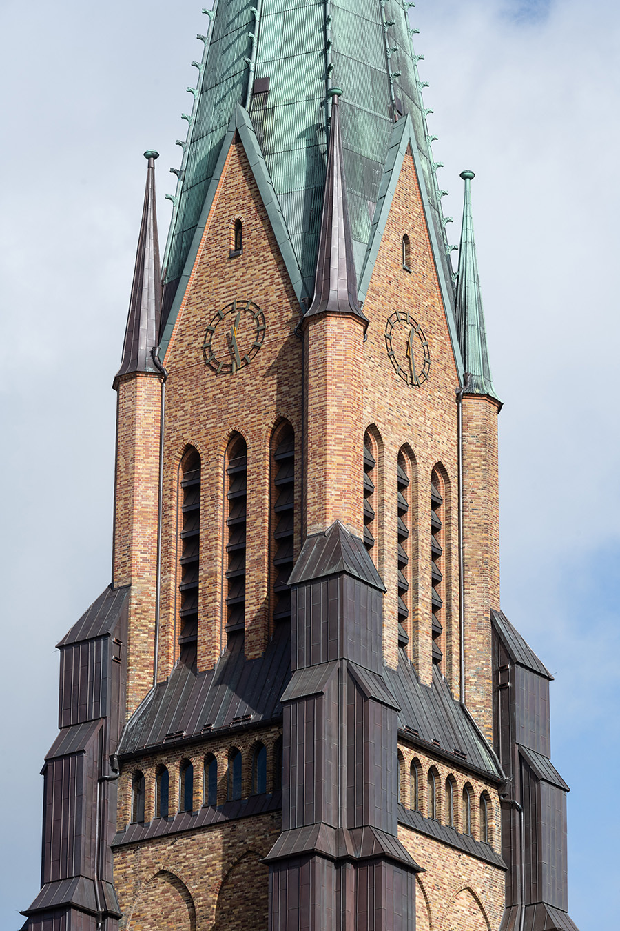 Das Ziegelmauerwerk des 112 Meter hohen Turms und der ebenfalls beschädigten Westfassade wurde saniert und an den am stärksten der Witterung ausgesetzten Bereichen durch eine zweischalige Konstruktion aus Hinter- und Verblendmauerwerk mit Luftschicht ersetzt.