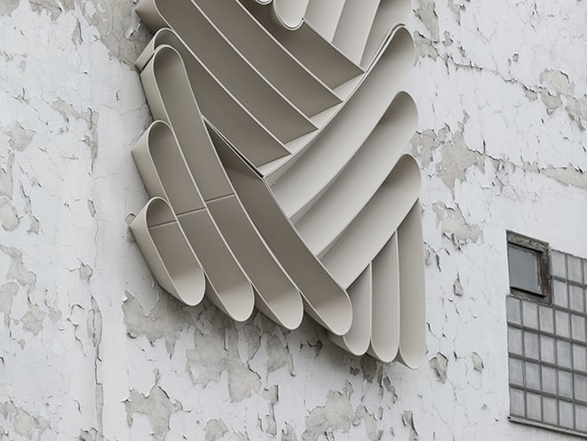 In Gdynia hat das Rotterdamer Studio The New Raw eine Wandskulptur realisiert