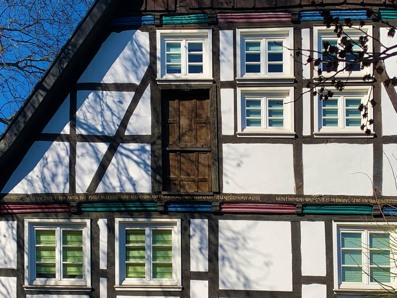 In mittelalterlichen und frühneuzeitlichen Städten fallen oft geschlossene hölzerne Türflügel hoch oben in den Giebeln auf. Im Bild: Giebelluke eines Fachwerkhauses in Soest, Westfalen