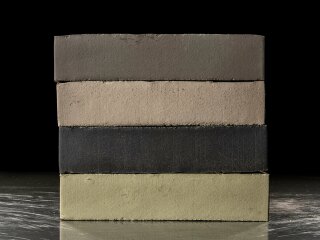 Der Herstellungsprozess von grauen Backsteinen erforderte bisher ein zweifaches Brennen. Die Klinkermanufaktur Deppe hat mit der P-Linie einen Backstein entwickelt, der nur einmal gebrannt werden muss und dabei ein breites Farbspektrum bereitstellt.