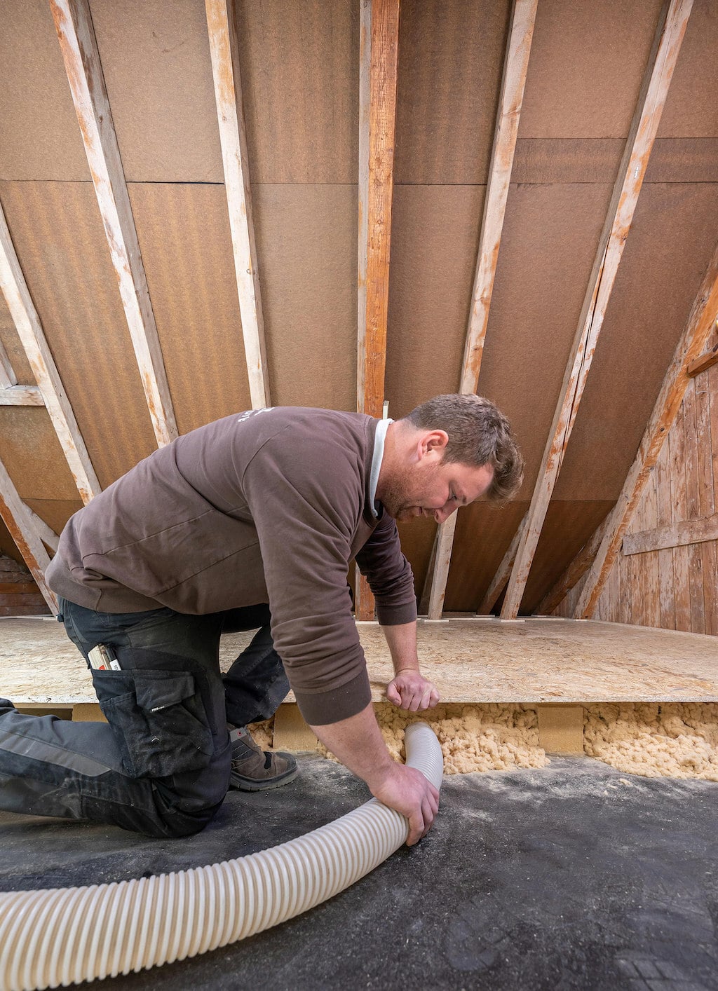 Der Hohlraum zwischen Bestandsdecke und neuem Bodenbelag wird mit einer holzfaserbasierten Einblasdämmung verfüllt.