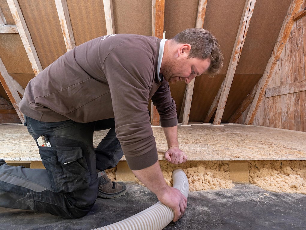 Die sogenannten Dämmfüße werden im Abstand von maximal 70 cm auf der Bestandsdecke aufgestellt.