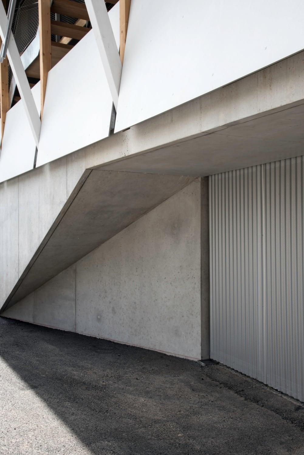 Das Haus ruht auf einem Betonsockel. Bei den darüber liegende Geschossen dominiert Holz.
