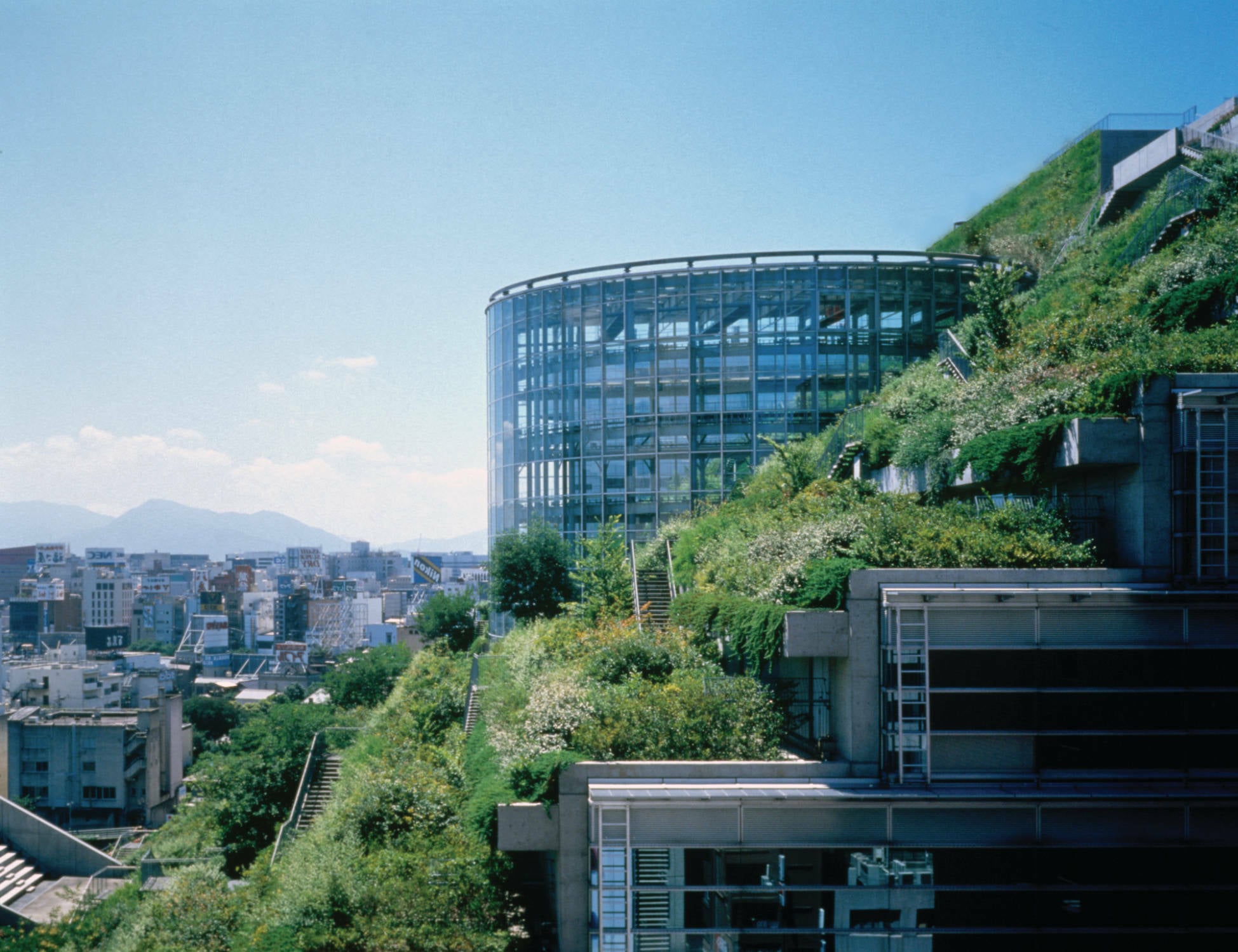 Die Tragende Konstruktion des Bauwerks ist in Stahlbeton ausgeführt. Auf dem Bild sind die Sichtbetonecken unter der Vegetation auf jeder Terrasse sichtbar.