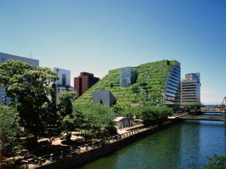 Das Mehrzweckgebäude befindet sich direkt an der Hakata Bucht in Fukuoka.