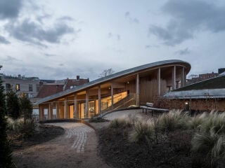 Das Museum nach Plänen von Kengo Kuma & Associates liegt eingebettet zwischen mittelalterlichem Wohngebiet und neu entwickeltem Stadtgebiet.