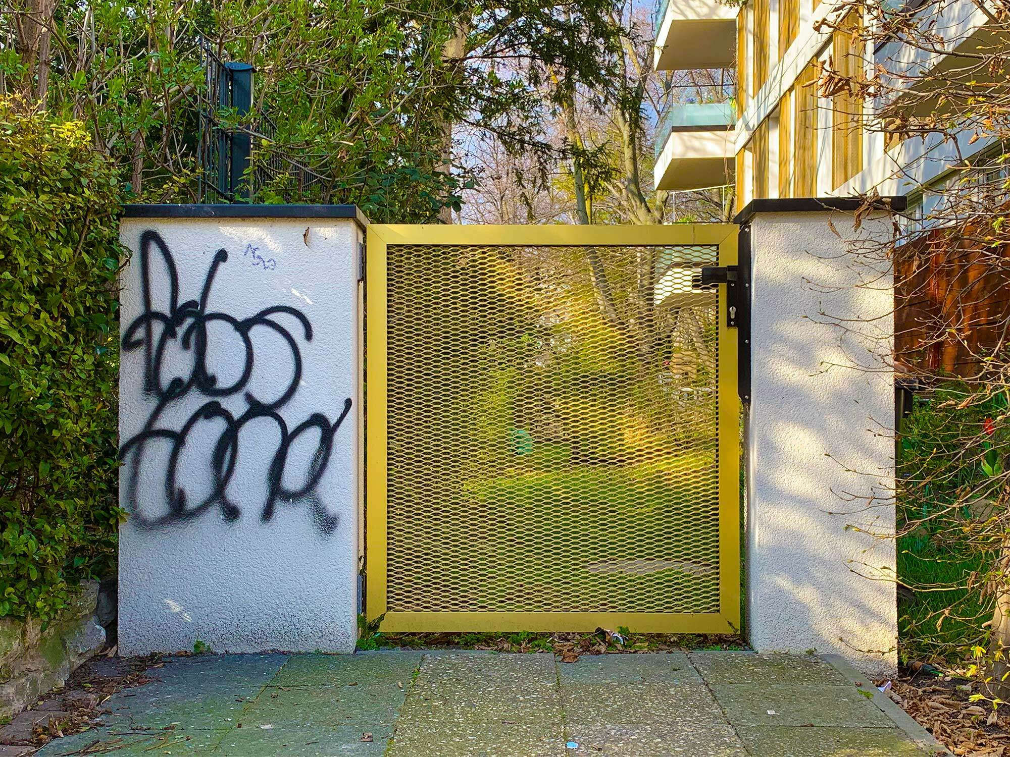 Straßenseitig sind Gartentüren anfällig für Graffiti sowie für Beschädigungen durch Vandalismus. 