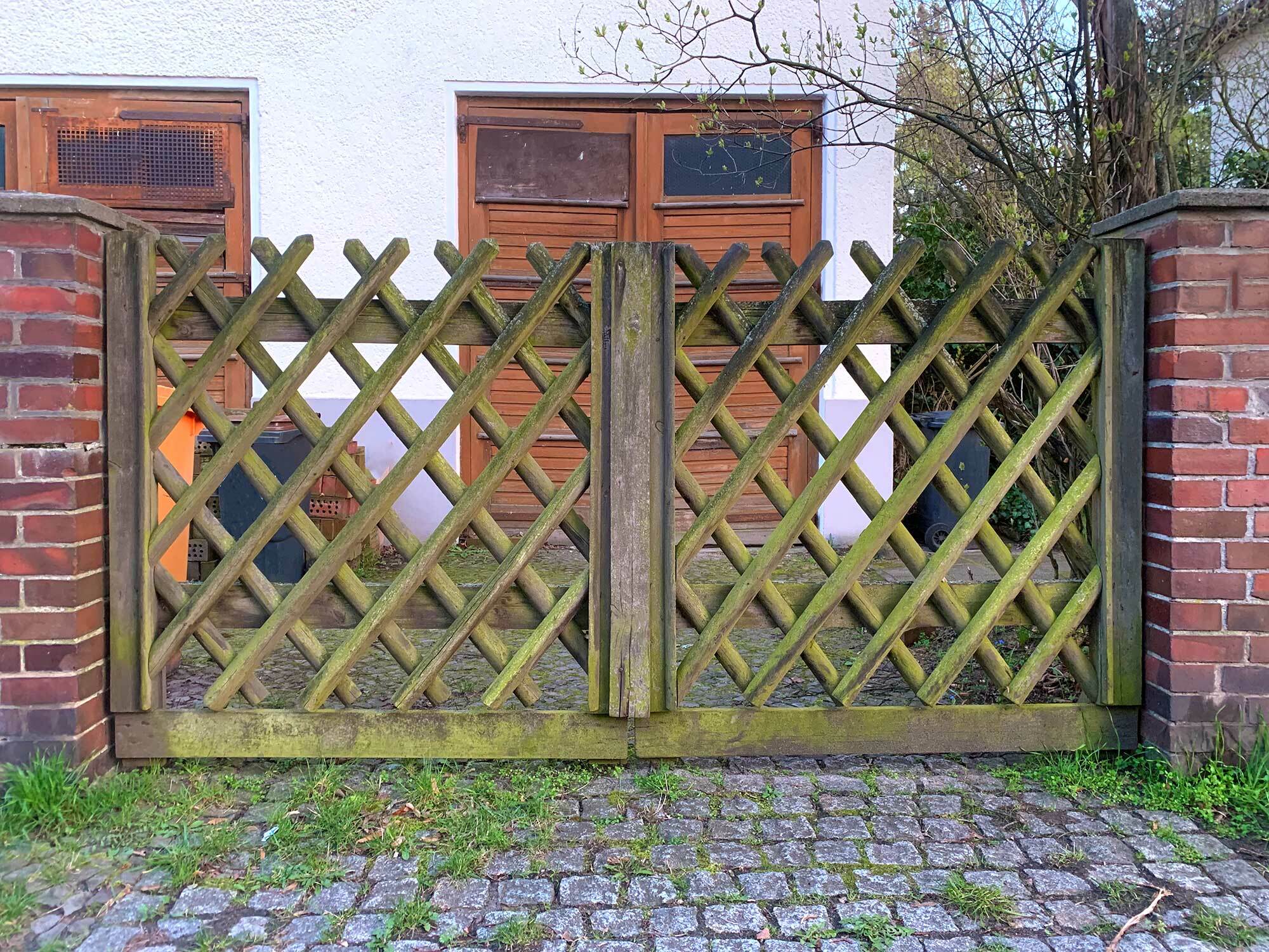 Wie kaum ein anderes Element aus Architektur, Gartenbau und Landschaftsgestaltung haben Jägerzäune eine beispiellose und geradezu extreme symbolische Aufladung.