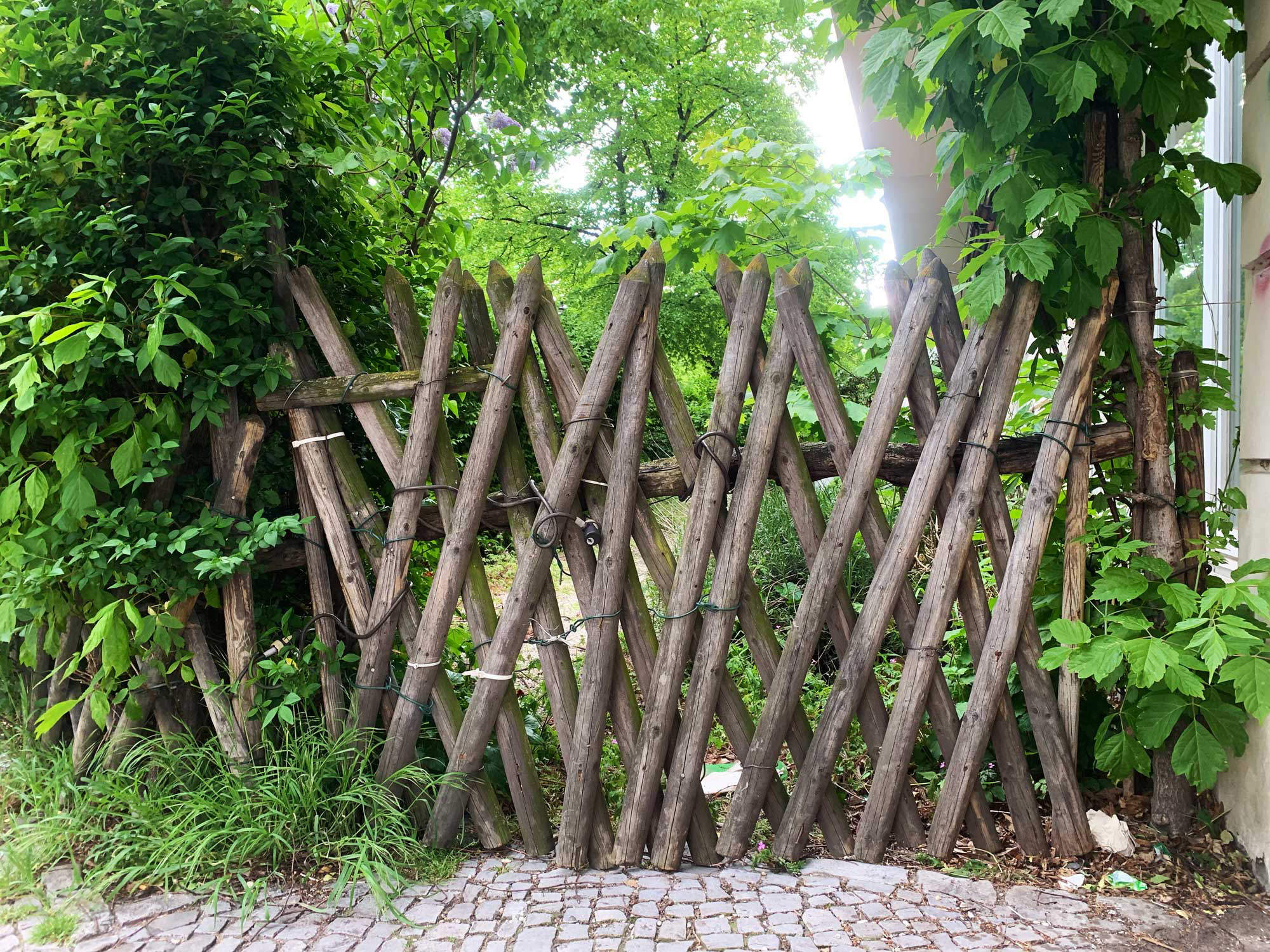 Als naturnah und ökologisch werden heute eher Staketenzäune verstanden, deren Ursprung bis ins Mittelalter reicht.
