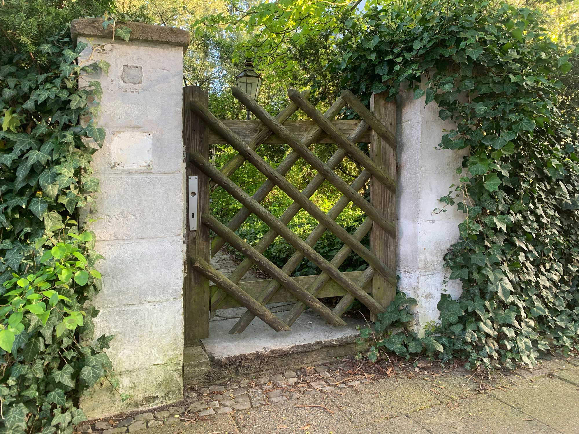 Der Jägerzaun einschließlich niedrigem Türchen wird häufig als Bestandteil des Heimatschutzstils und der Blut-und-Boden-Ideologie der Nazis interpretiert.
