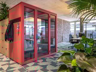 Für die Büroräume des Weinhändlers Flaschenpost hat das Designstudio Berry mit Object Carpet Teppichfliesen entwickelt.