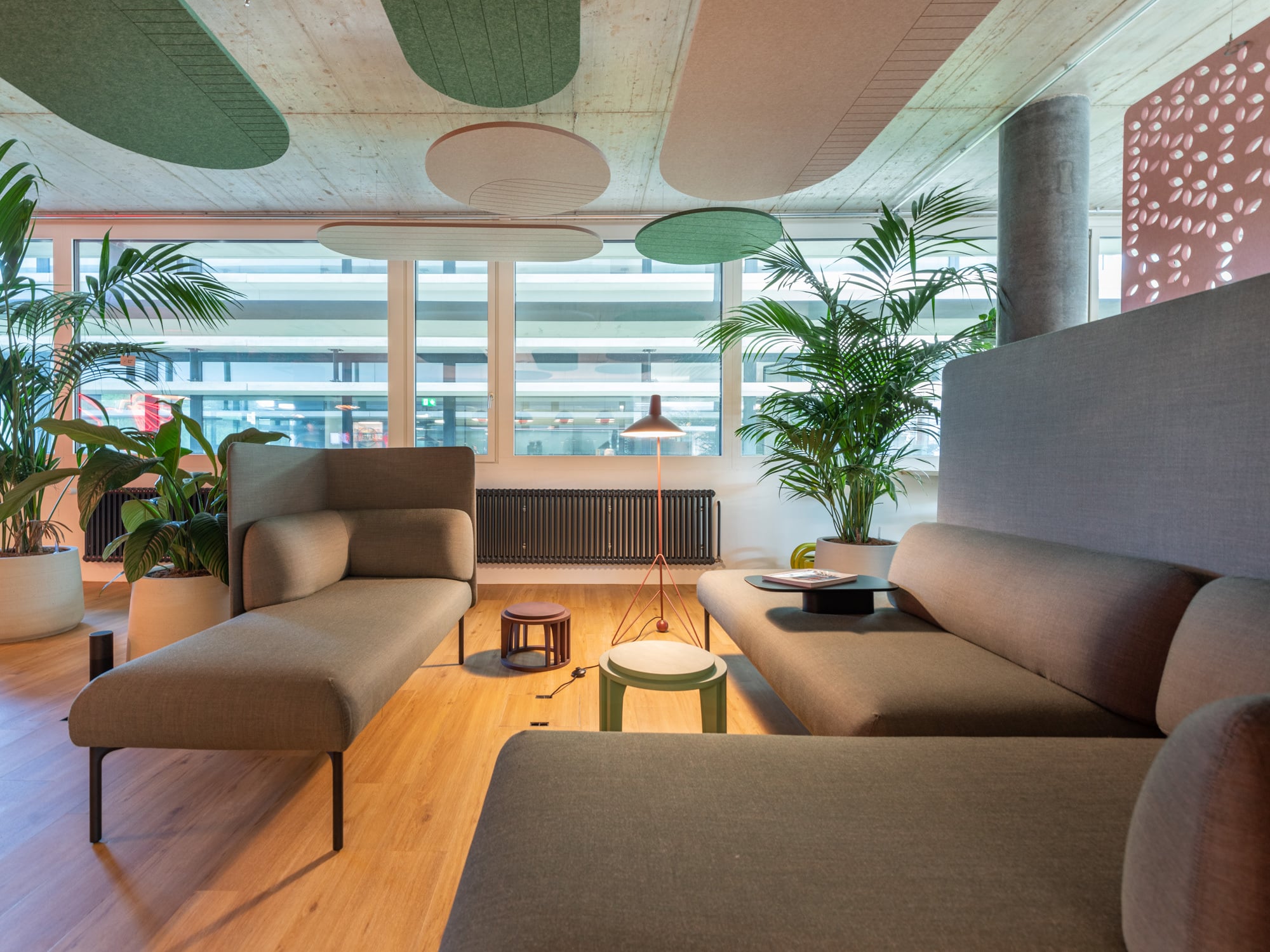 Ein Lounge-Sofa lädt zum lockeren Zusammensein ein.