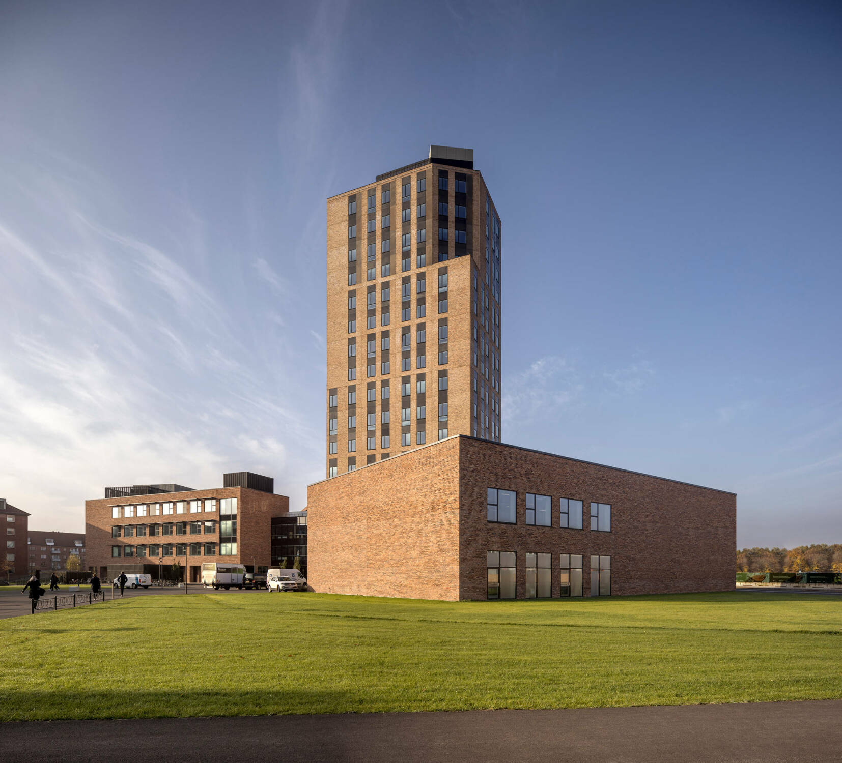 Die Universität besteht aus drei Hofgebäuden und einem Turm; ein Atriumbau im zentrum verbindet das Ensemble zu einem einzelnen, kompakten Bauwerk. 
