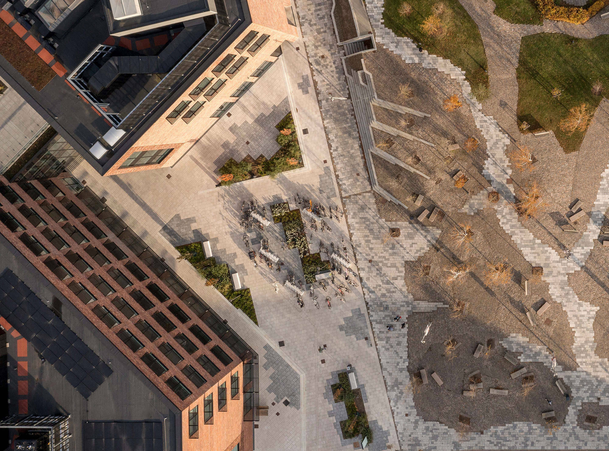 Im Außenraum bildet die Gebäudekubatur drei neue Plätze aus, die die Hochschule mit dem Stadtraum verbinden. 