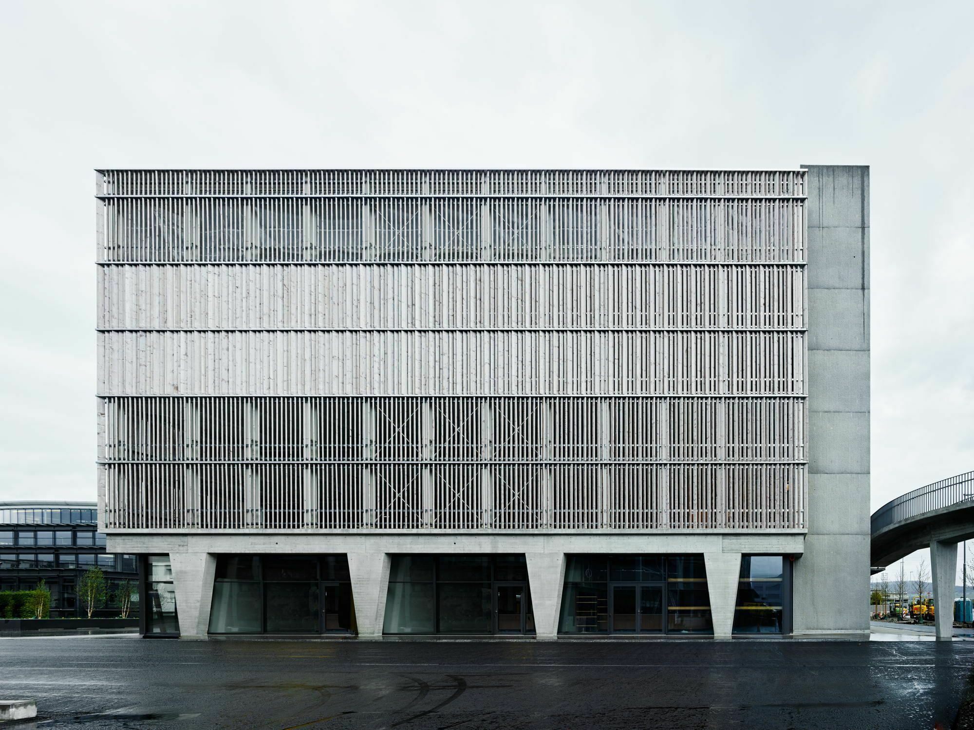 Der Mobility Hub Zug Nord (MHZN) wird von der jetzigen Nutzung als Parkhaus mit Verkaufsfläche im zukünftigen Quartier TechCluster zu einer Mobilitätsdrehscheibe werden. 