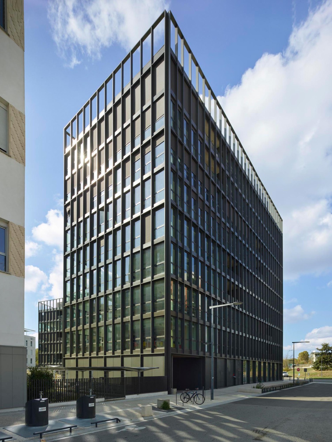 Gebäude B mit Vorplatz