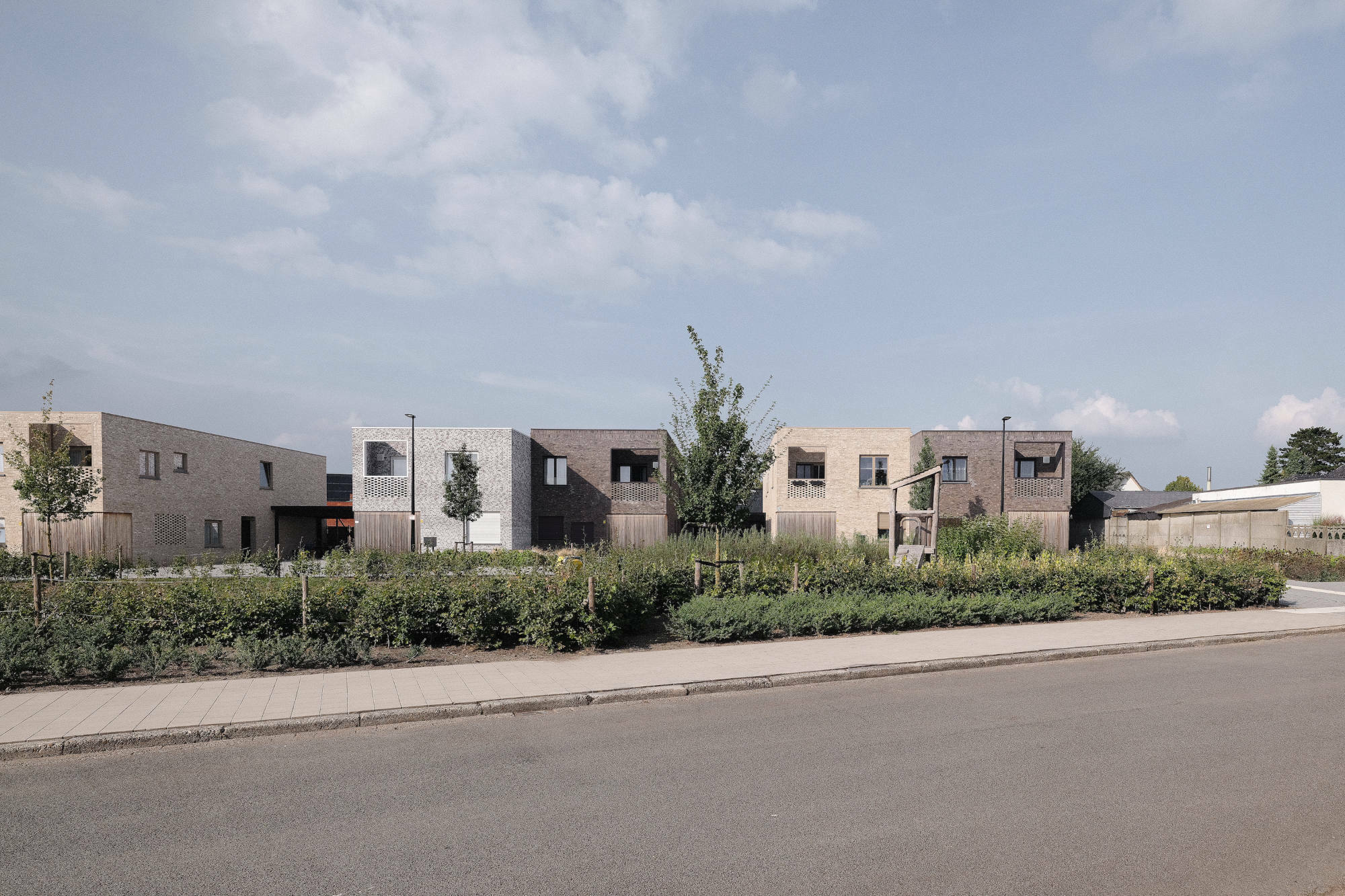 Studio Farris Architects entwarfen sieben Gebäudeblocks, die sich jeweils aus einem Haus und zwei Apartments zusammensetzen.
