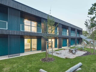Südseite des zweieinhalbgeschossigen Holzhybridbaus, den Dannien Roller Architekten + Partner nach einem Wettbewerbsgewinn geplant haben.