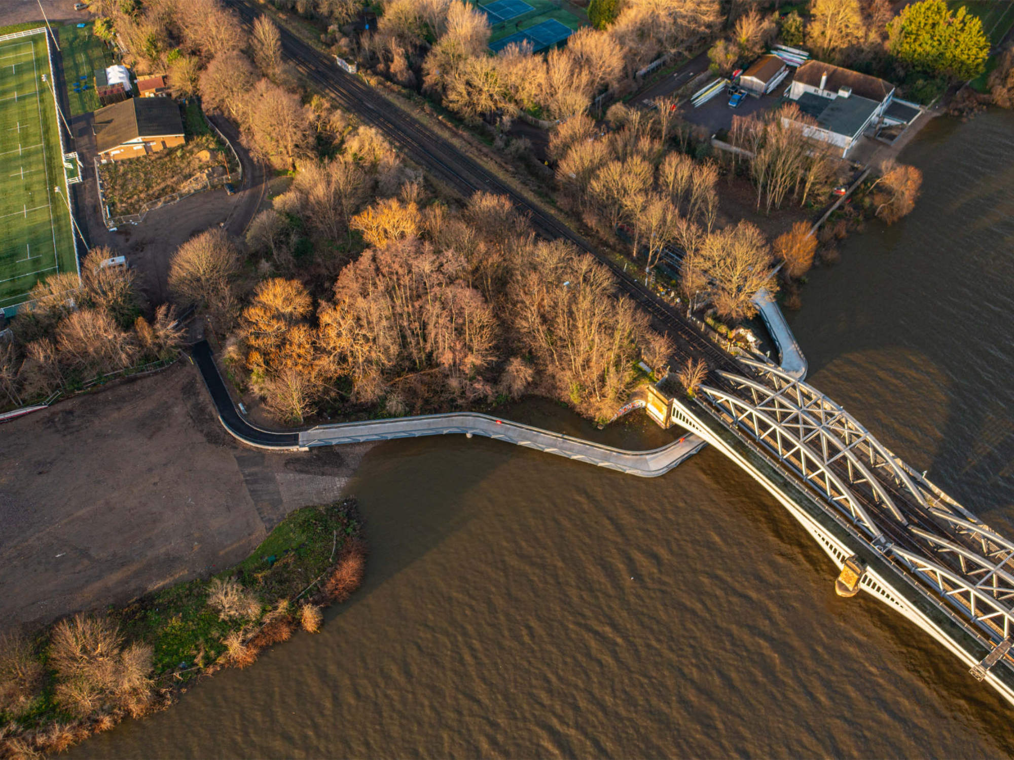 Die Dukes Meadow Footbridge wurde von Moxon Architects in Zusammenarbeit mit CampbellReith und COWI entworfen.