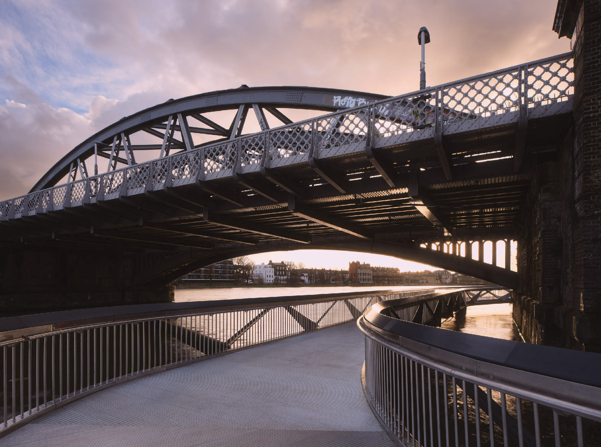 Dukes Meadow Footbridge in London Boden Außenanlagen/Verkehr