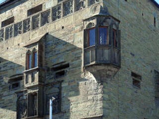 Als Schießscharten werden häufig Fenster bezeichnet, die als irgendwie falsch empfunden werden. Im Bild: Mehrere Schlüssel-Schießscharten neben nachträglich eingefügten Fenstern, Osthofentor in Soest, erbaut 1523-1526 als Teil eines Stadtwalls