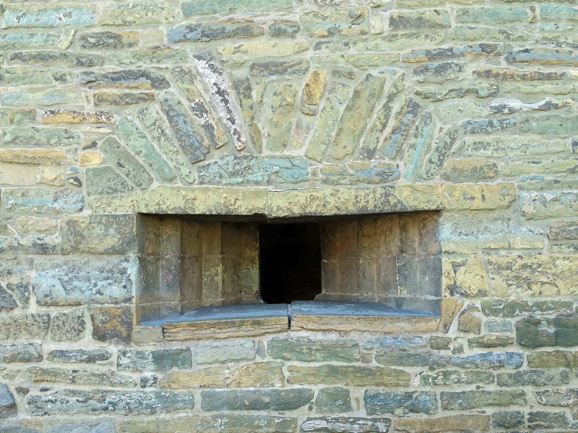 Schießscharte ist ursprünglich ein militärischer Begriff. Im Bild: Laibungsnische einer Schießscharte, Osthofentor in Soest, erbaut 1523-1526 als Teil eines Stadtwalls