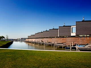 Der Neusiedler See ist der flächenmäßig größte See Österreichs mit einer maximalen Wassertiefe von nur 1,80 Metern. Hier entstand ein Ensemble aus 22 Einfamilienhäusern.