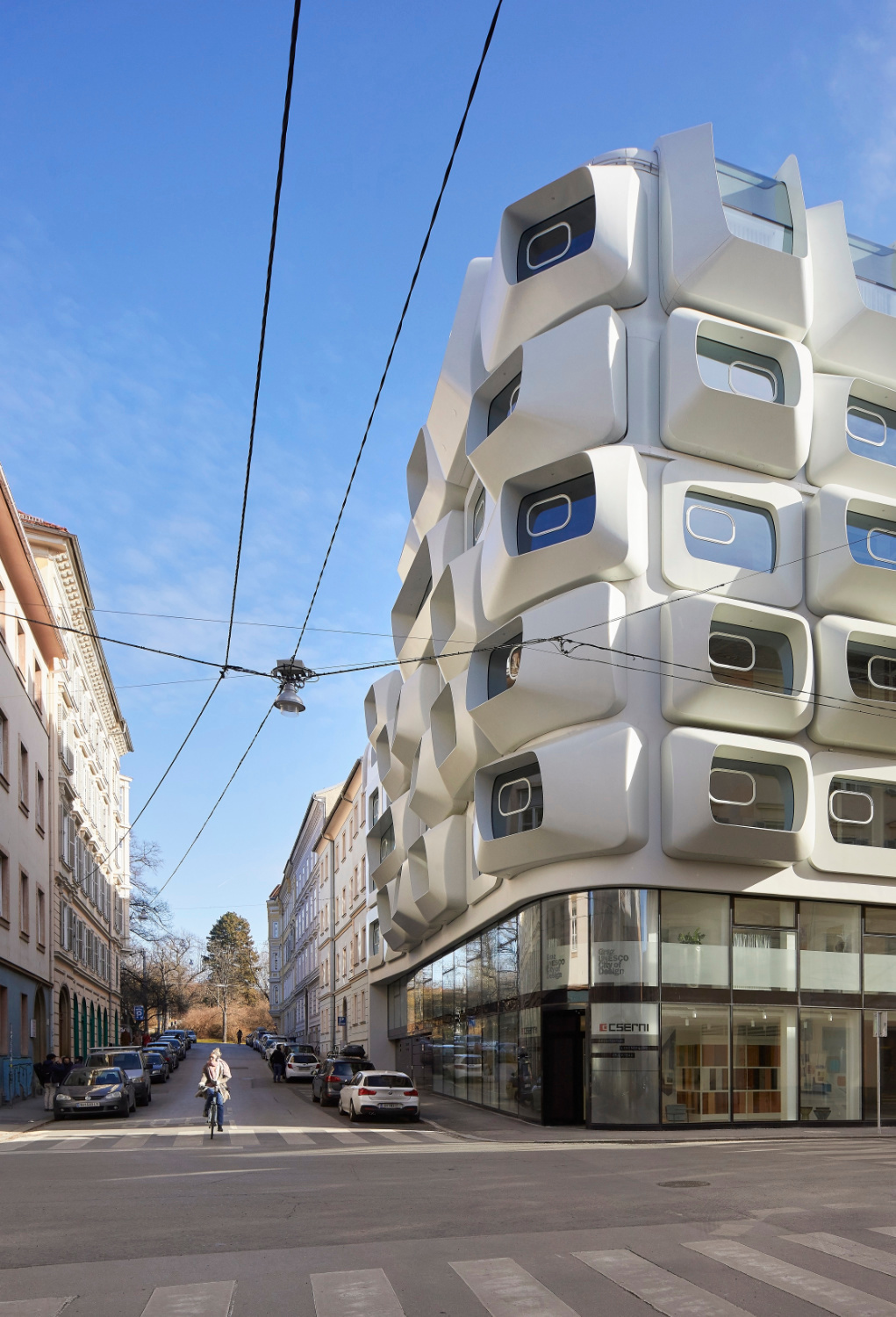 Der Sockel ist als Pfosten-Riegel-Fassade ausgeführt. Die Lagerung der Gläser erfolgt über eine Structural-Glazing-Verklebung und Eindrehhalter. 