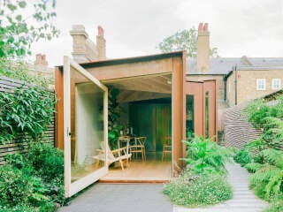 Ein Pavillon in einem Garten bietet als Homeoffice einen ruhigen Rückzugsort für konzentriertes Arbeiten. Dieses kleine Gartenstudio ist fancy als zeitgemäße Interpretation eines historischen Folly, einer wortwörtlichen Phantasie-Architektur im Garten. 