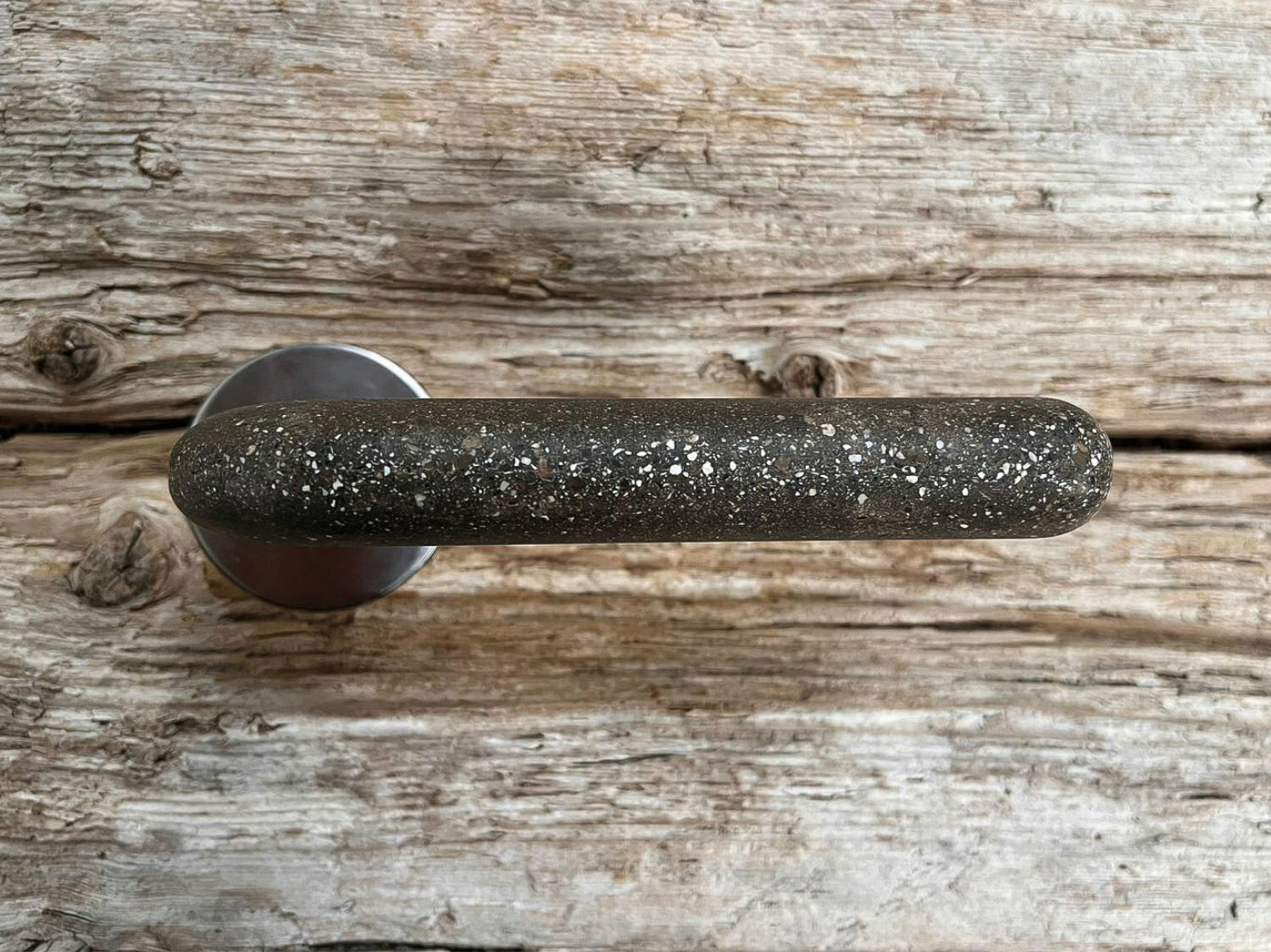 Weil für die Herstellung der Türdrücker Moom natürliche Materialien zum Einsatz kommen, sieht jedes Exemplar einzigartig aus.