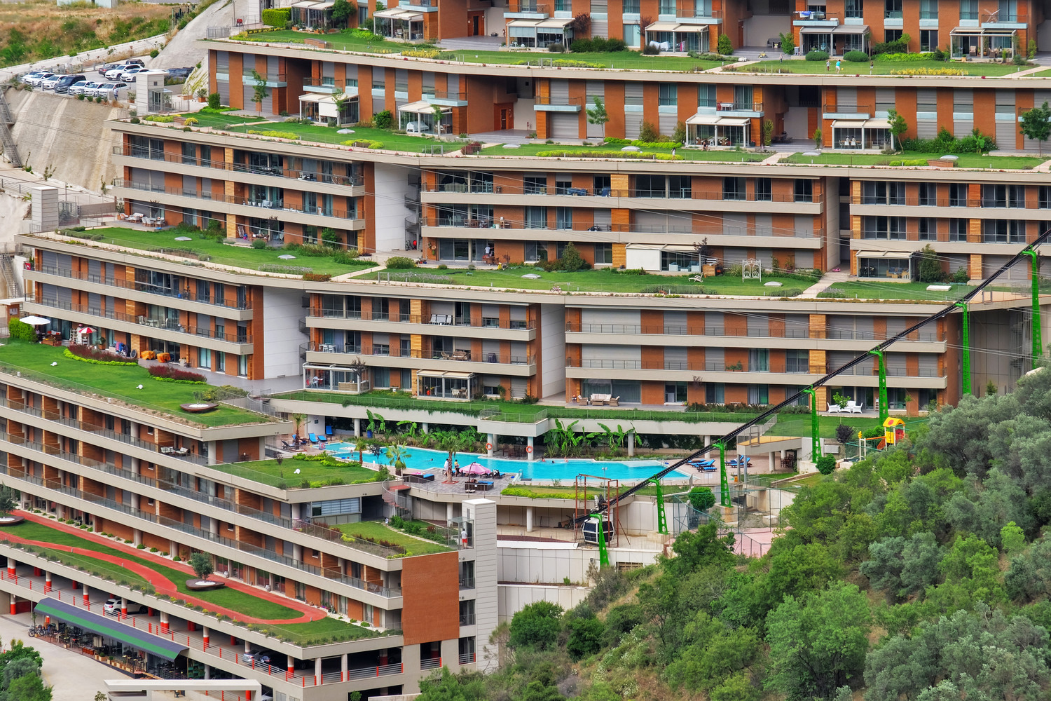 Die Größe der Wohneinheiten variiert von 60 bis 400 Quadratmetern, es gibt Apartments und ganze Häuser – diese fügen sich zu einer komplexen Einheit mit vielfältigen kollektiven Nutzungen.