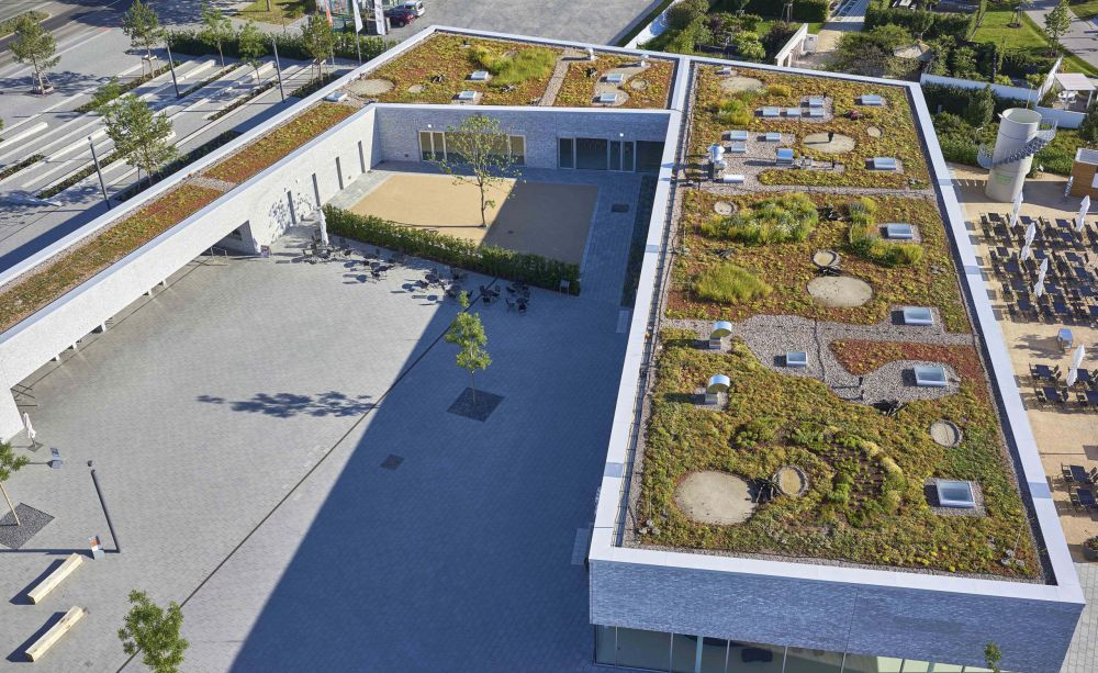 Einen wichtigen Stellenwert nimmt die rund 2.000 Quadratmeter große Dachbegrünung ein: Nicht nur, weil sie erheblich zur landschaftlichen Einbindung beiträgt, sondern auch, weil bei der Bepflanzung auf Artenvielfalt geachtet wurde